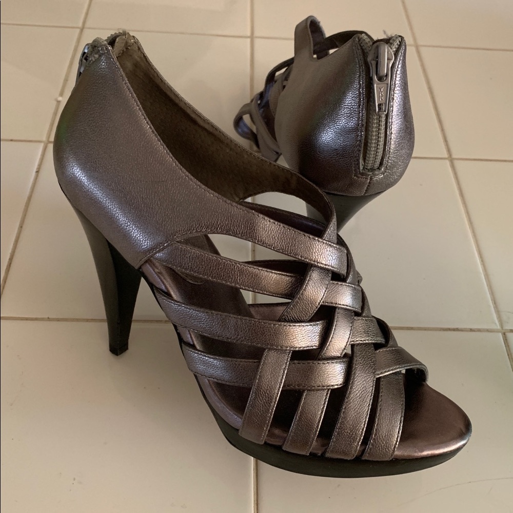 Banana Republic woven pewter leather heels 7.5